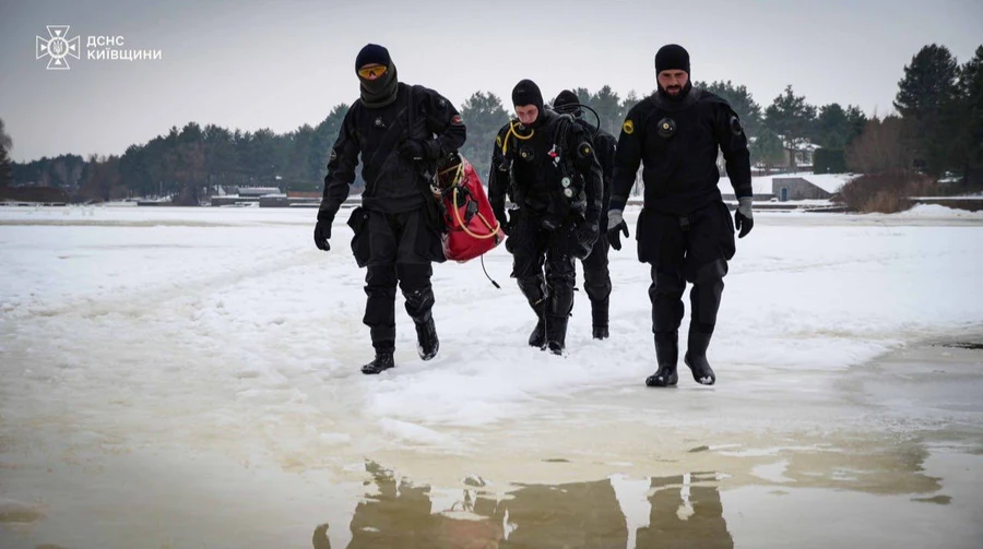 На Київщині тиждень шукають водія під льодом: рятувальники обстежили 50 тис кв.м