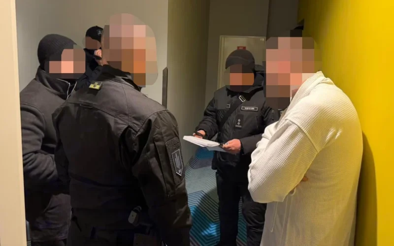 На Київщині офіцер ТЦК систематично бив військовозобов’язаних та робив відеонарізки своїх “звитяг”