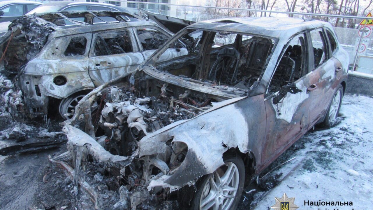 Спалили Porsche Cayenne та Range Rover на Новопечерських Липках: у Києві затримали двох чоловіків (фото)