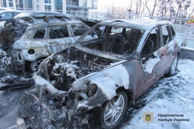 Поліція затримала двох чоловіків за підпал Porsche Cayenne на Новопечерських Липках