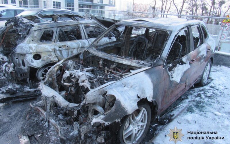 Спалили Porsche Cayenne та Range Rover на Новопечерських Липках: у Києві затримали двох чоловіків (фото)