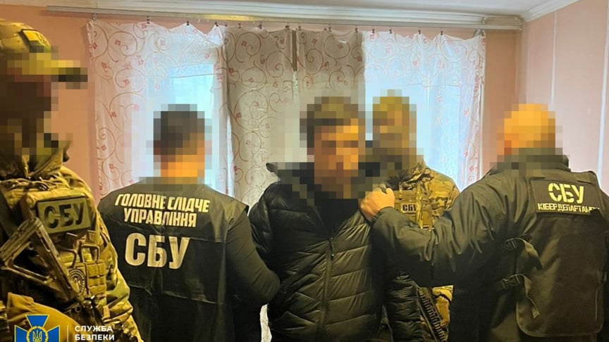 СБУ затримала працівника банку за зливання даних військових до ФСБ