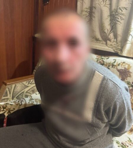 На Київщині чоловік тричі вдарив ножем сина співмешканки