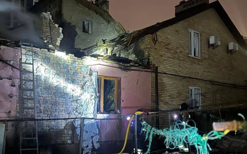 Внаслідок російської атаки у кількох районах столиці зафіксовані пошкодження та загоряння (фото)