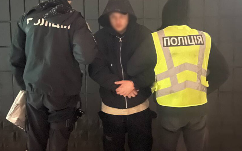 У Києві затримали чоловіка, який на замовлення спалив сім авто (фото)