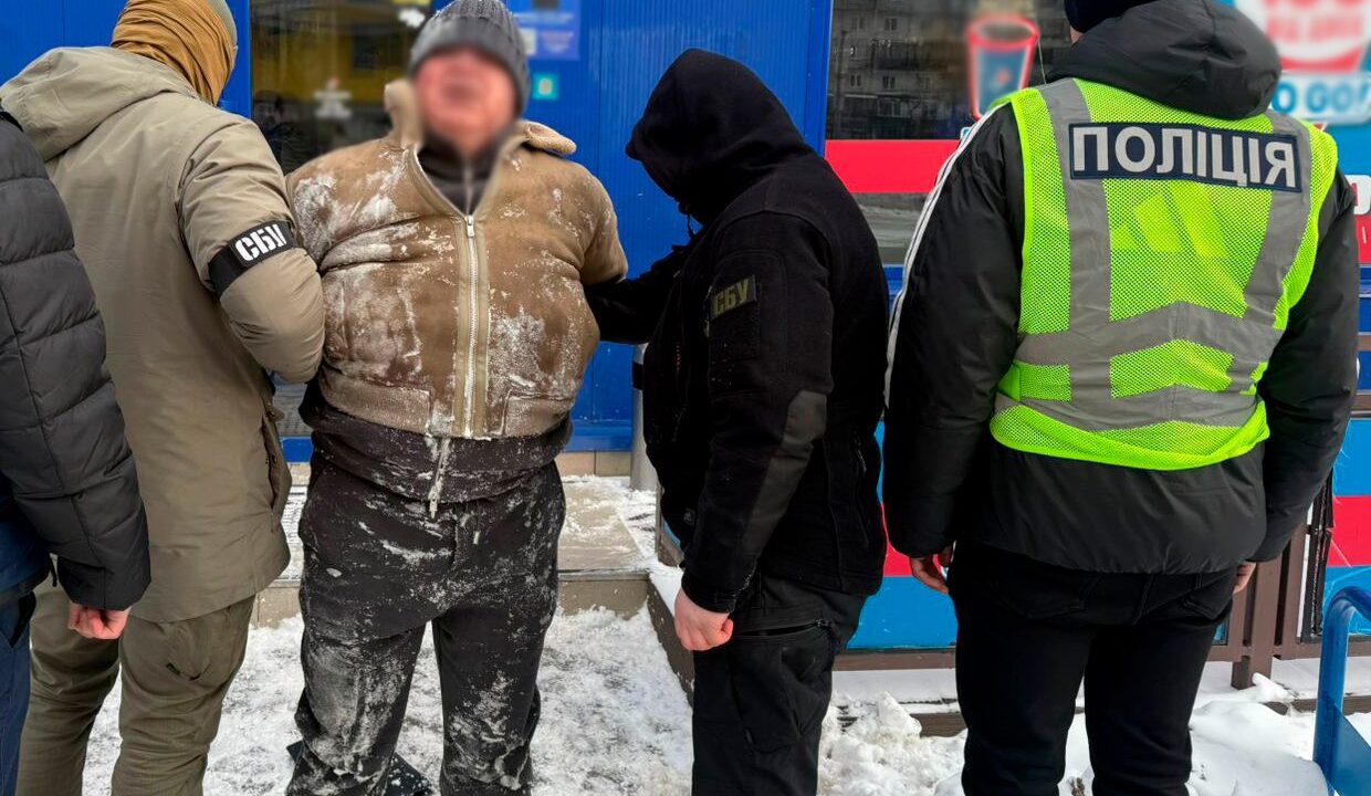 18 тисяч доларів в обмін на «звільнення» з колонії та службу в ЗСУ: у Києві повідомили про підозру 58-річному чоловікові (фото)