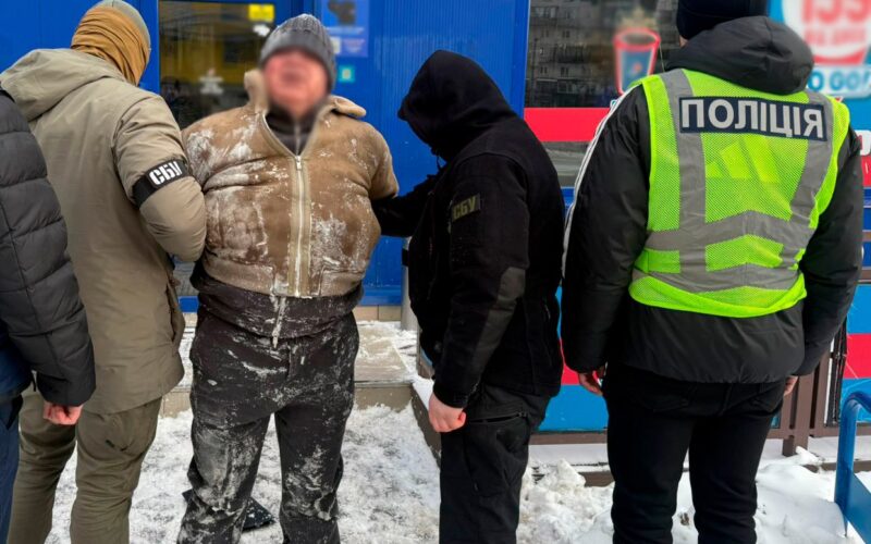 18 тисяч доларів в обмін на «звільнення» з колонії та службу в ЗСУ: у Києві повідомили про підозру 58-річному чоловікові (фото)