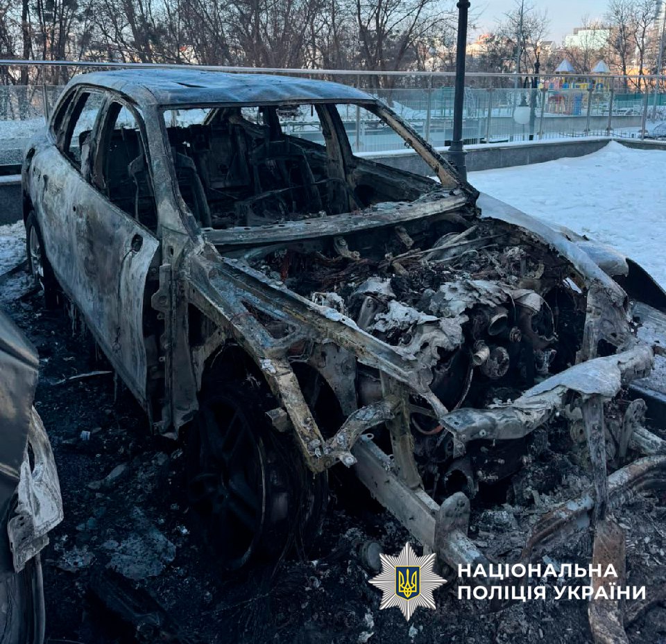 Поліція затримала двох чоловіків за підпал Porsche Cayenne на Новопечерських Липках