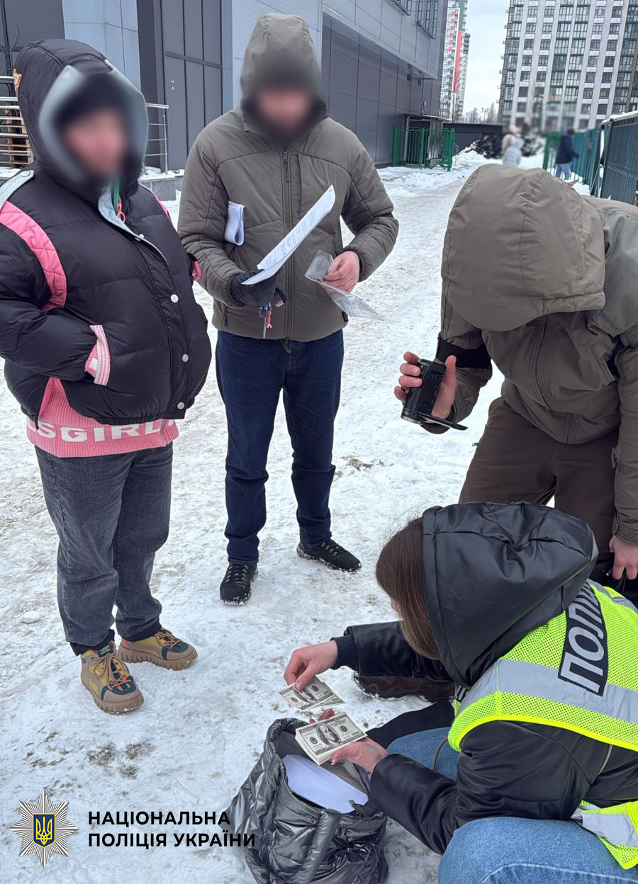 Лікарка з Київа оформляла фіктивну інвалідність для виїзду за кордон