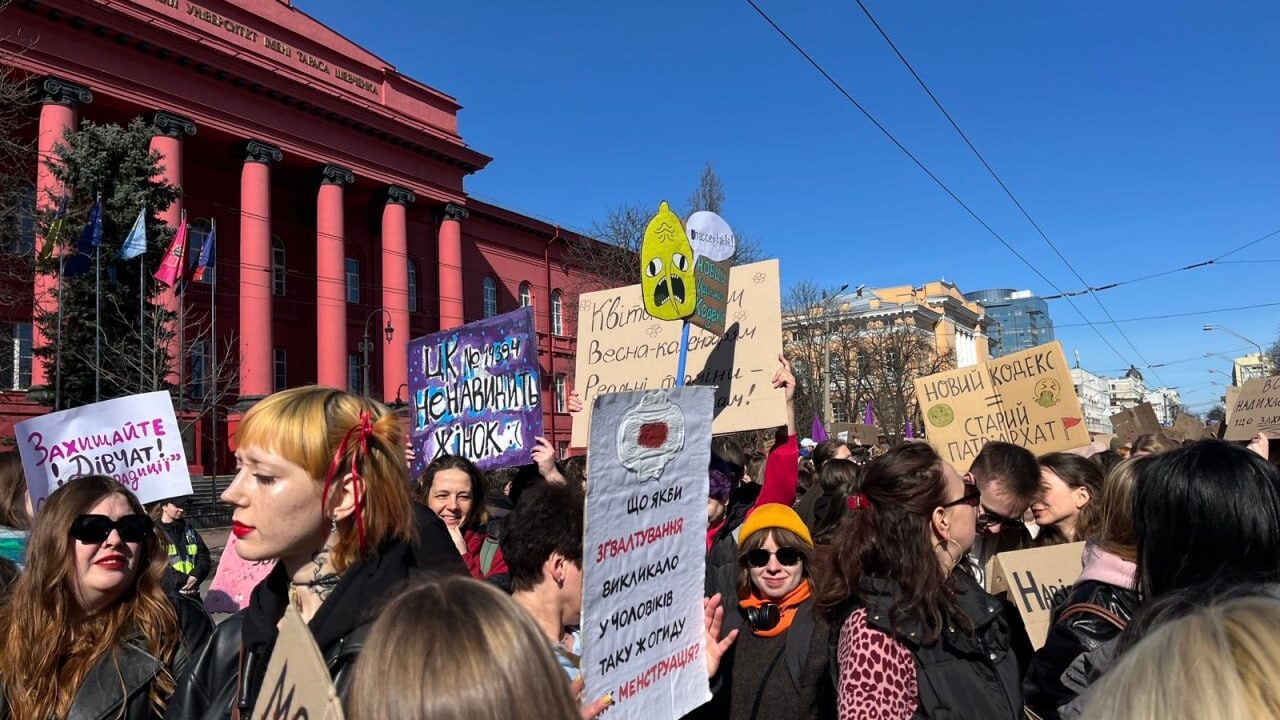 Київ 8 березня: Марш жінок, зміни у русі трамваїв, п’яне ДТП