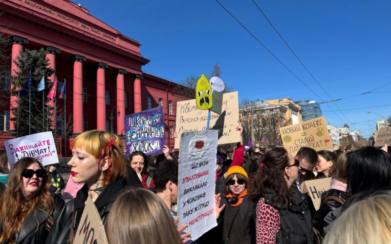 Київ 8 березня: Марш жінок, зміни у русі трамваїв, п’яне ДТП
