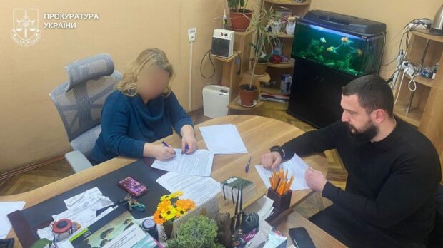 Мати катувала 9-річного хлопчика: голова райслужби у справах дітей в Києві отримала підозру