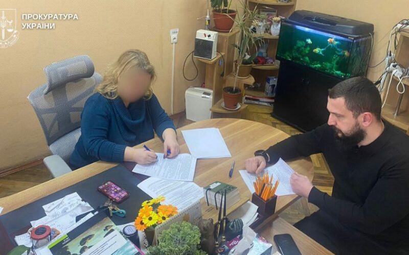 Мати катувала 9-річного хлопчика: голова райслужби у справах дітей в Києві отримала підозру