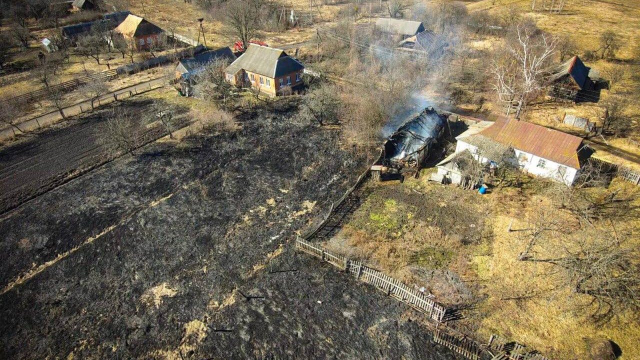 Палили сухостій, а заодно спалили і сусідський сарай: на Київщині оштрафували подружжя