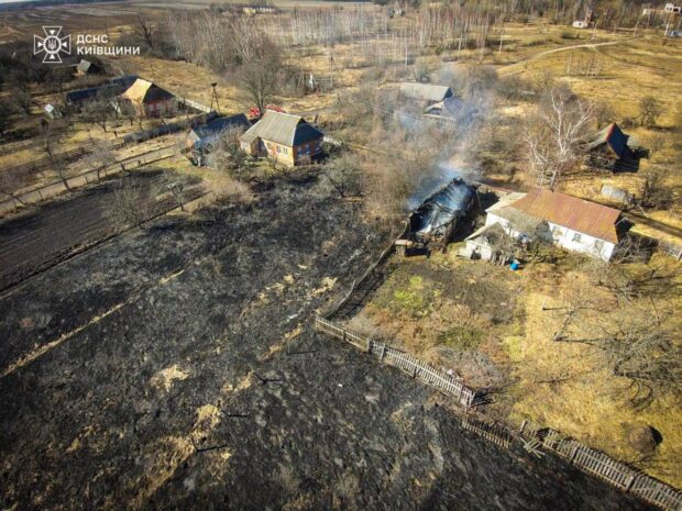 Палили сухостій, а заодно спалили і сусідський сарай: на Київщині оштрафували подружжя