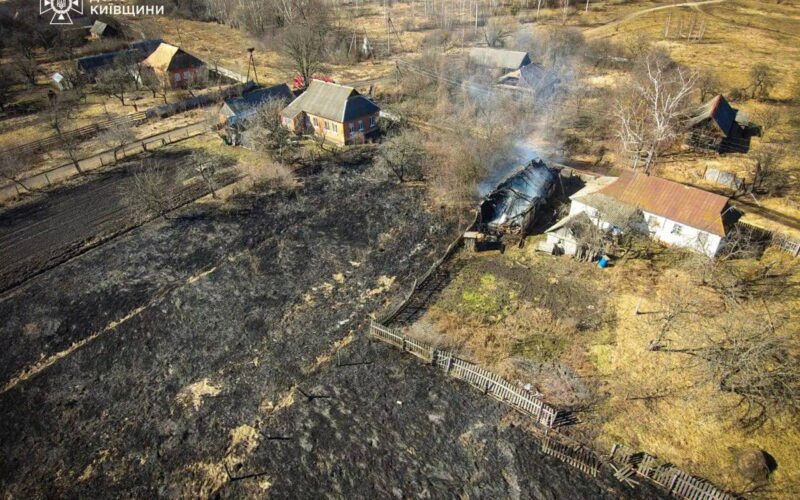 Палили сухостій, а заодно спалили і сусідський сарай: на Київщині оштрафували подружжя