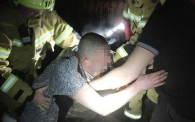 На Київщині чоловік застряг у багнюці: його діставали рятувальники за допомогою спецобладнання