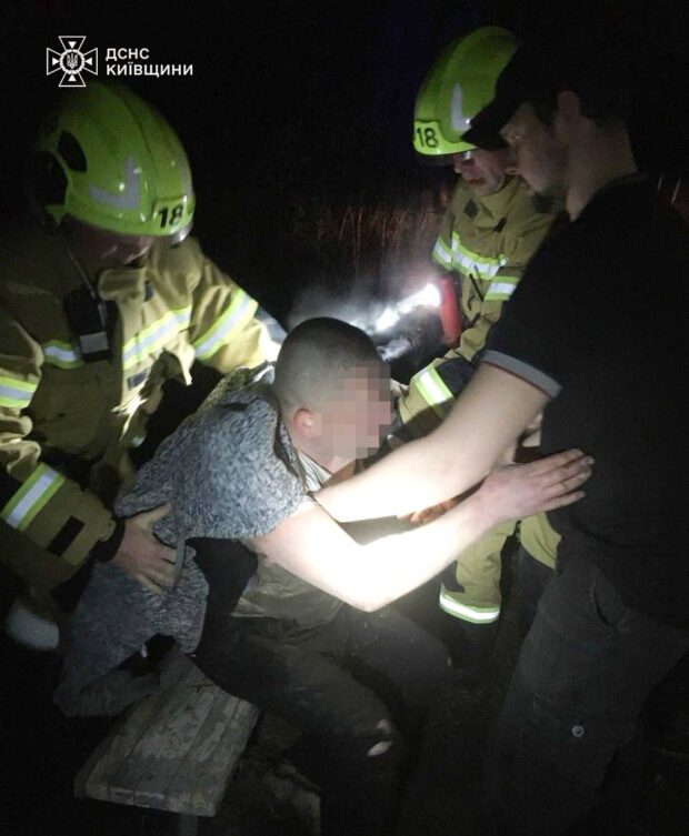 На Київщині чоловік застряг у багнюці: його діставали рятувальники за допомогою спецобладнання