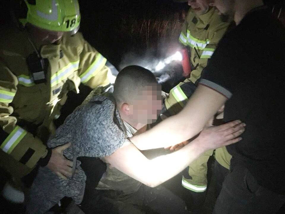 На Київщині чоловік застряг у багнюці: його діставали рятувальники за допомогою спецобладнання