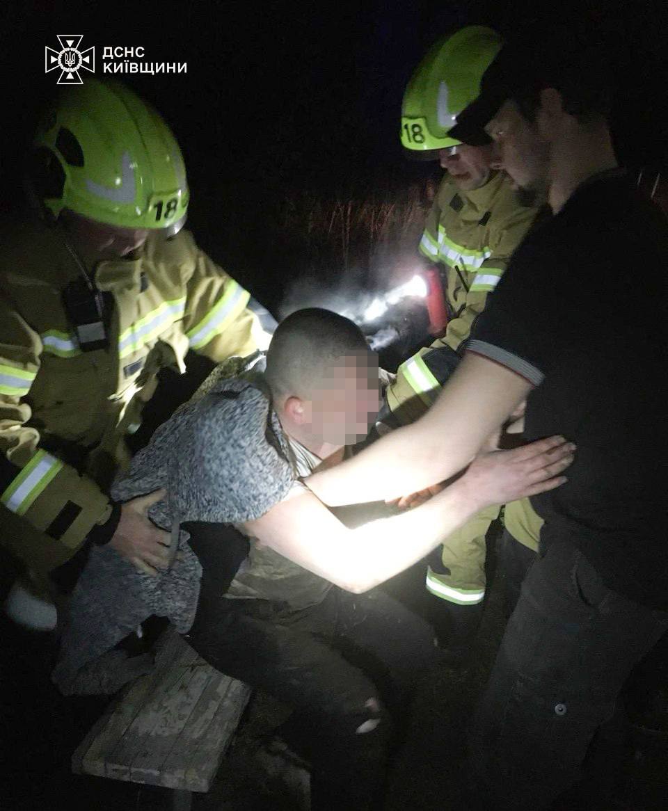 На Київщині чоловік застряг у багнюці: його діставали рятувальники за допомогою спецобладнання
