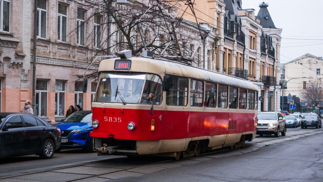 У Києві через ремонт колій кілька трамваїв змінять свої маршрути