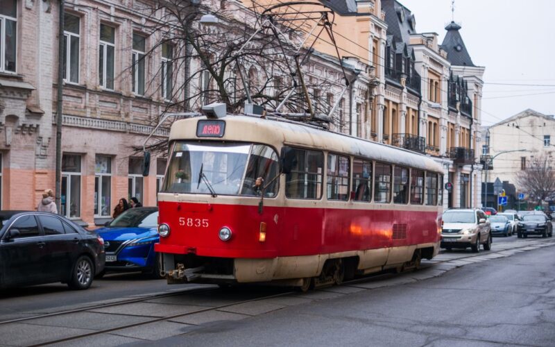 У Києві через ремонт колій кілька трамваїв змінять свої маршрути
