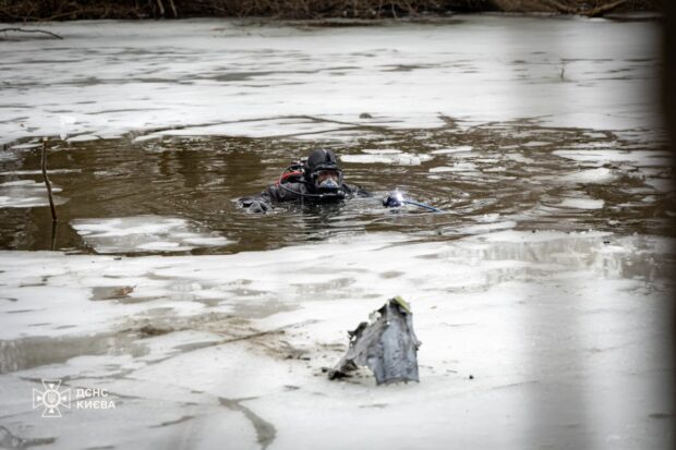 У Києві водолази вилучили з річки залишки російської ракети