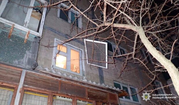 Залізли через вікно на другому поверсі: у Києві двоє чоловіків напали на пенсіонерку