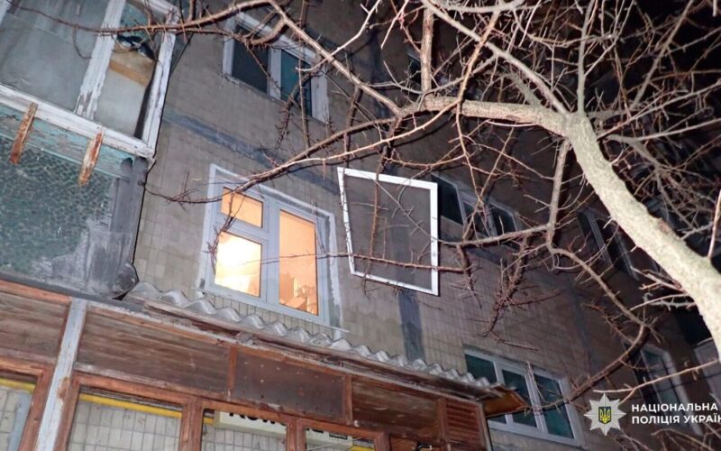 Залізли через вікно на другому поверсі: у Києві двоє чоловіків напали на пенсіонерку