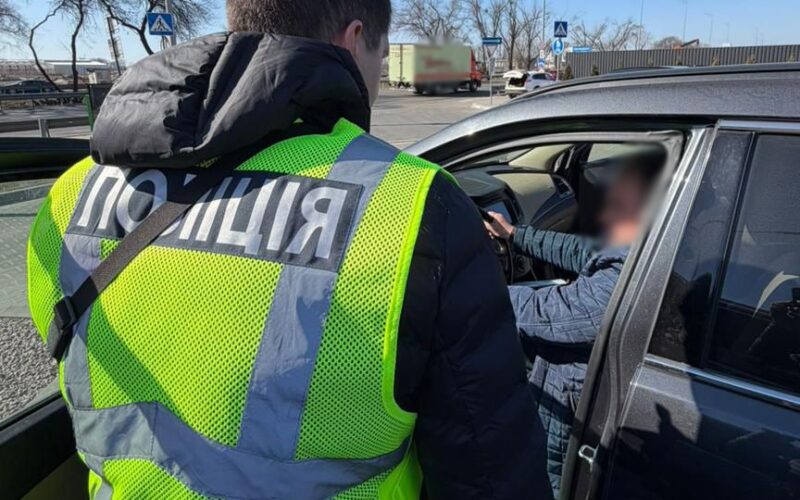 17,5 тисяч доларів за посаду з бронюванням: у Києві затримали ексдиректора КП (фото)