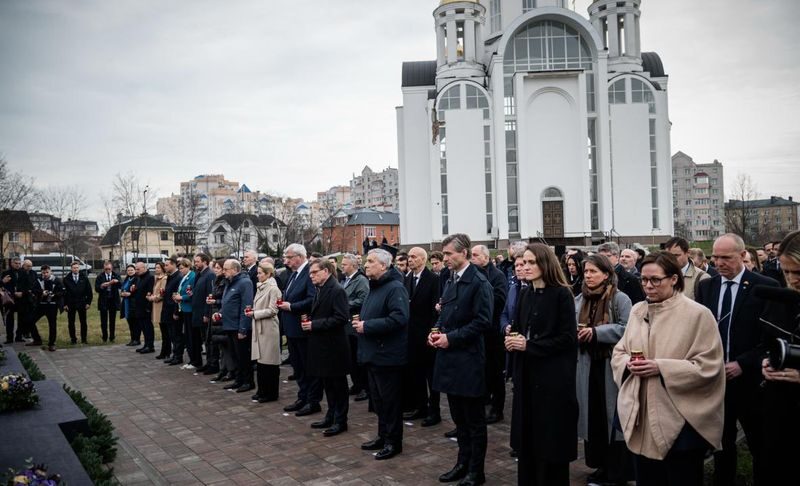 Десятки європейських політиків приїхали вшанувати пам’ять вбитих росіянами у Бучі