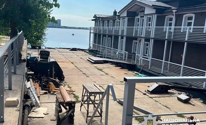Двоє підприємців заволоділи річковим причалом у Дніпровському районі столиці та збудували поруч із ним базу відпочинку (фото)