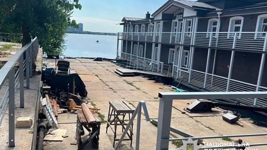 Два підприємці на суді за крадіжку причалу Укрзалізниці в Києві — 1,25 млн гривень збитків
