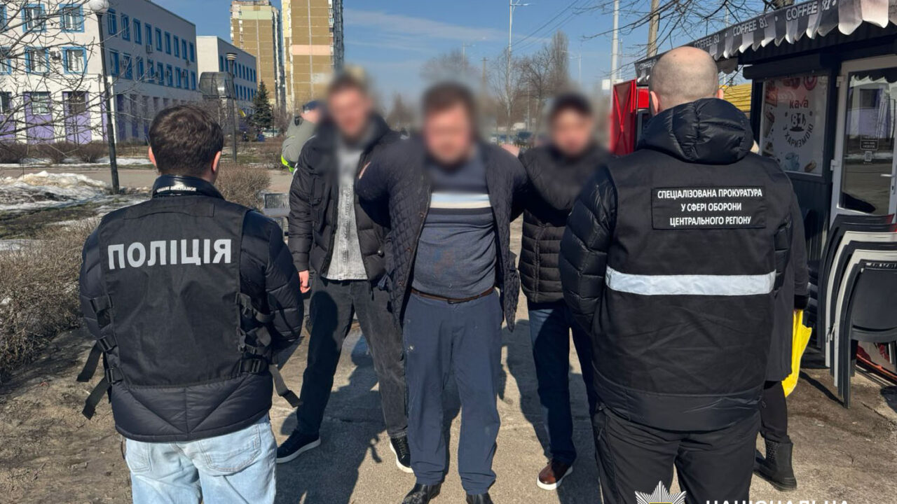 У Києві затримали чоловіка, який за 10 тисяч доларів обіцяв «клієнту» оформити виїзд за кордон у статусі священнослужителя