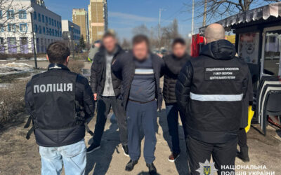 У Києві затримали чоловіка, який за 10 тисяч доларів обіцяв «клієнту» оформити виїзд за кордон у статусі священнослужителя