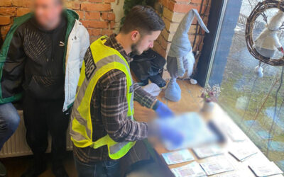 У Києві викрили чоловіка, який за 6 тисяч доларів обіцяв військовослужбовцю «списатися» зі служби та «оформити» виїзд за кордон (фото)