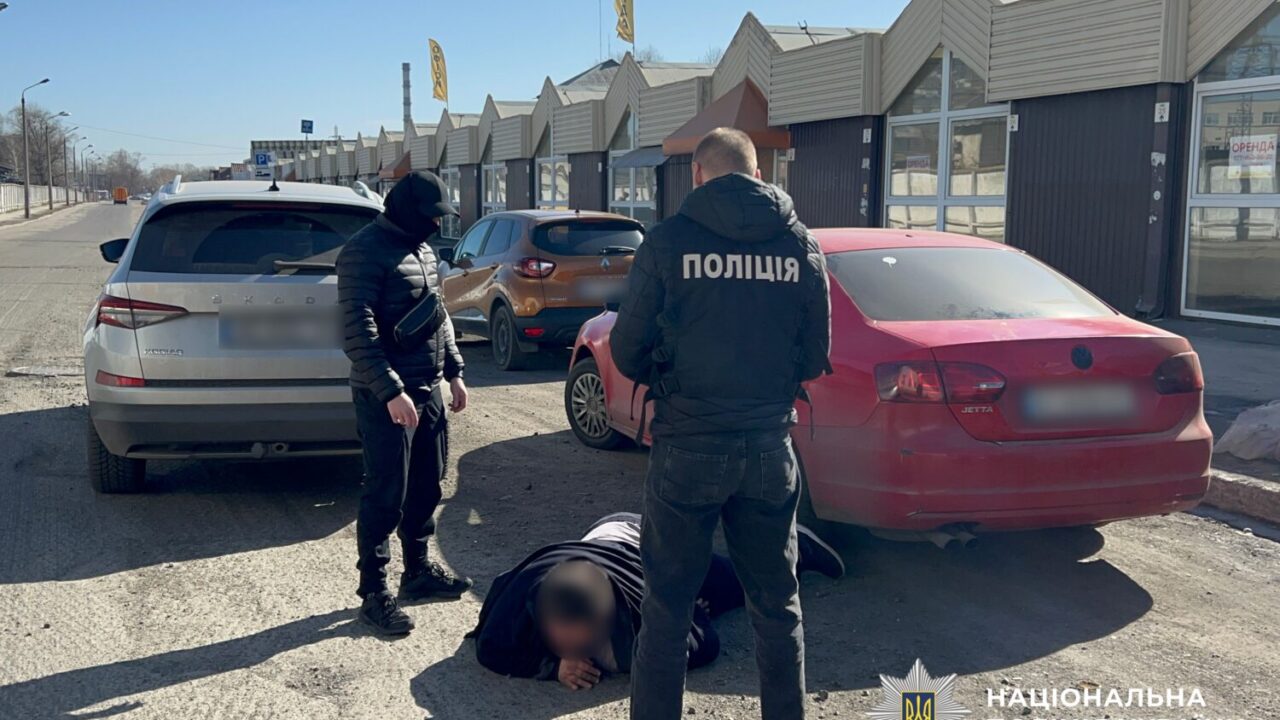 Майже 9 000 доларів за втечу від військової служби: у Києві викрито організатора незаконного трансферу через кордон (фото)