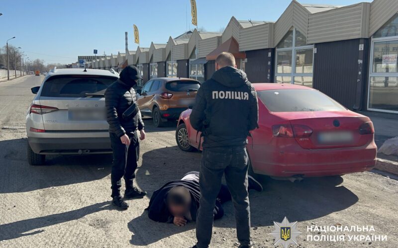 Майже 9 000 доларів за втечу від військової служби: у Києві викрито організатора незаконного трансферу через кордон (фото)