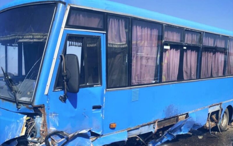 На Київщині внаслідок зіткнення легковика з пасажирським автобусом загинув чоловік