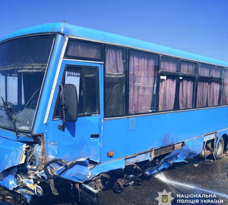 На Київщині внаслідок зіткнення легковика з пасажирським автобусом загинув чоловік