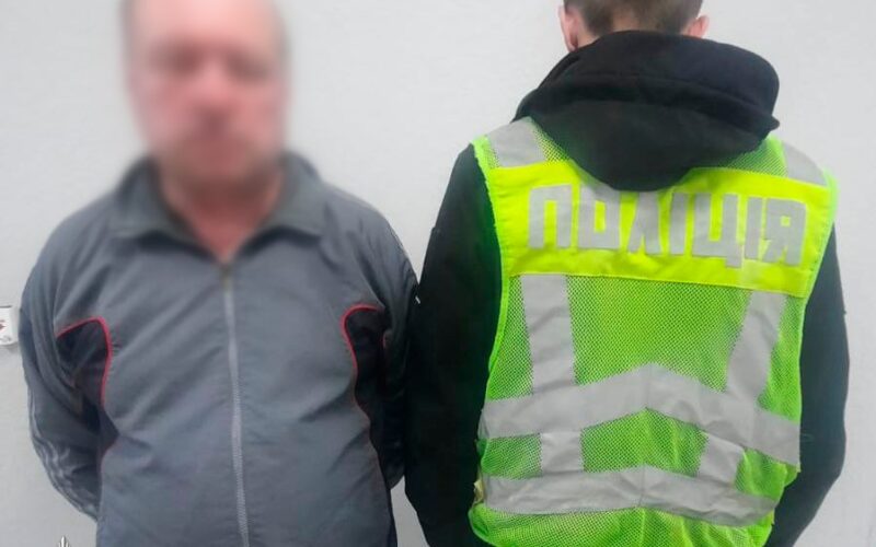У Києві затримали чоловіка, який ледь не вбив знайомого через ревнощі до дружини (фото)