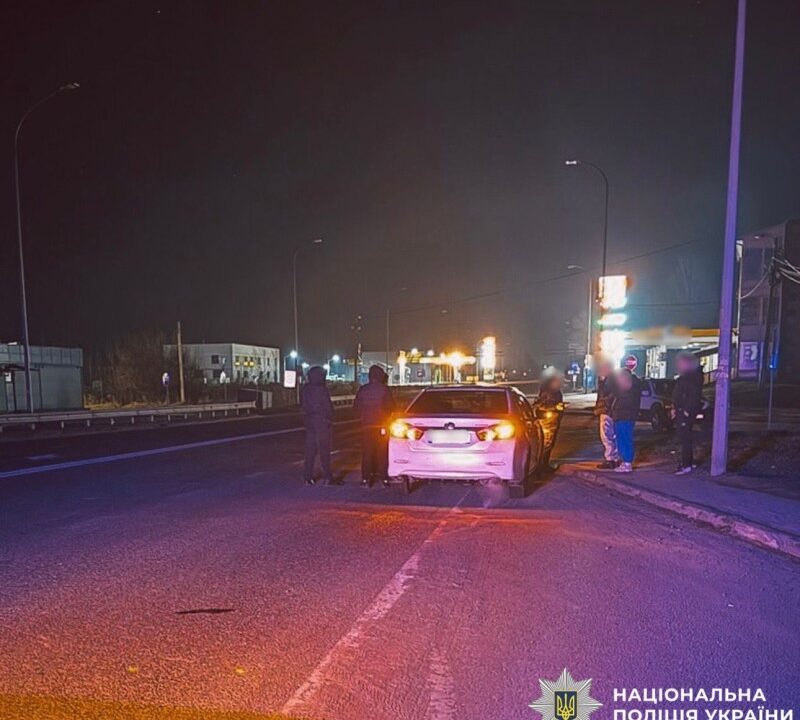 На Київщині поліцейський наїхав на 20-річну дівчину