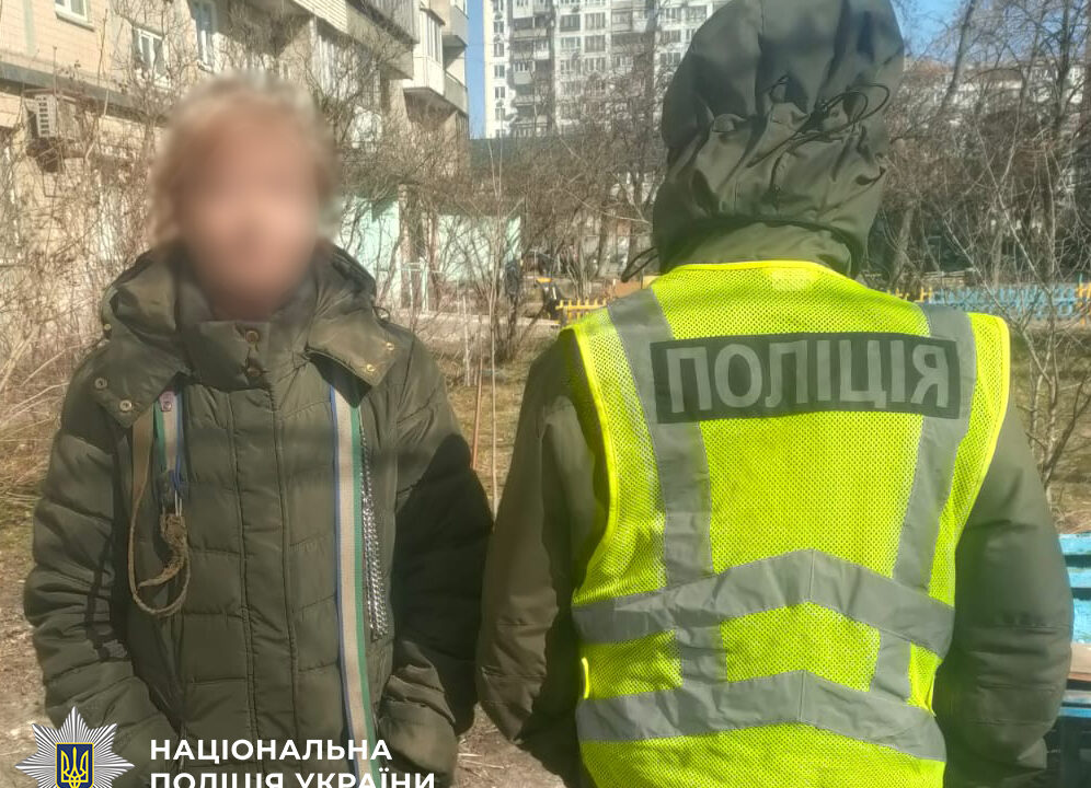У Києві притягнули до відповідальності жінку, яка била свою собаку посеред вулиці (фото)