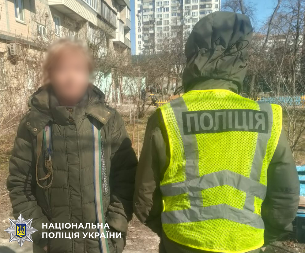 Поліція Києва притягнула жінку за побиття собаки на вулиці