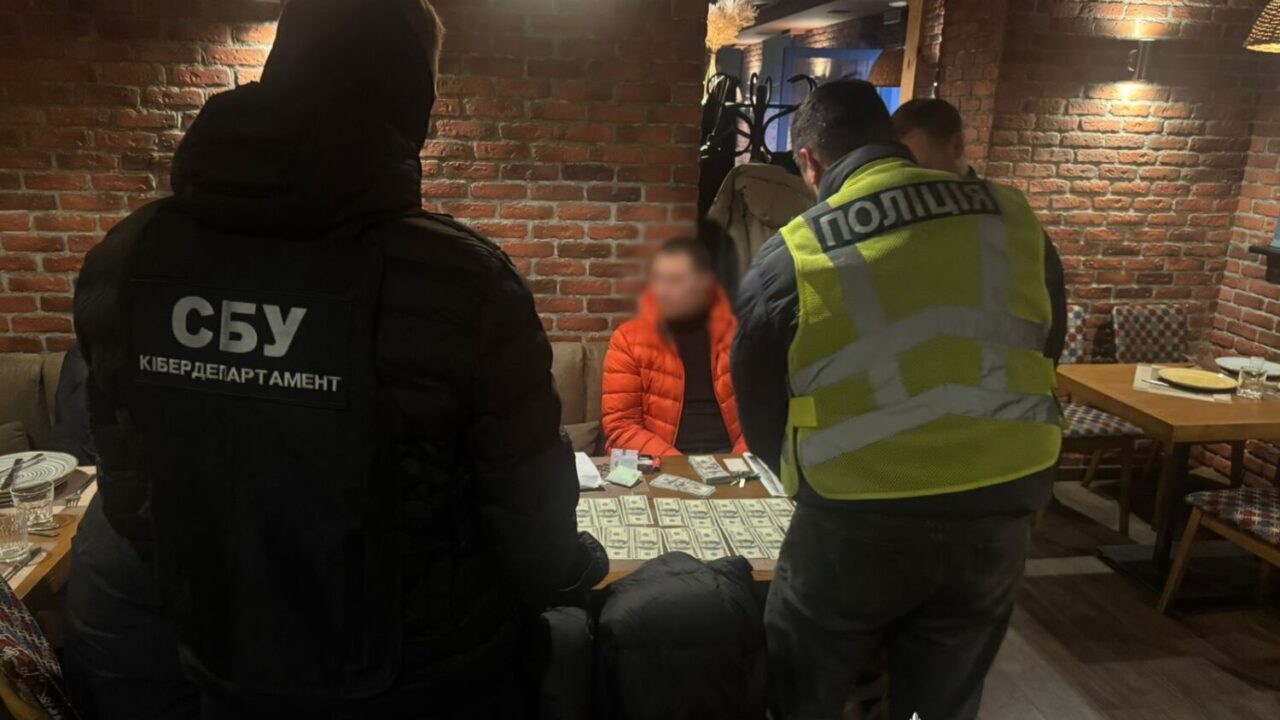 У Києві викрили чоловіка, який за 32 тисячі доларів обіцяв військовозобовʼязаному оформити фіктивну інвалідність (фото)