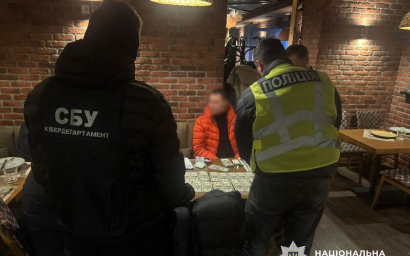 У Києві викрили чоловіка, який за 32 тисячі доларів обіцяв військовозобовʼязаному оформити фіктивну інвалідність (фото)