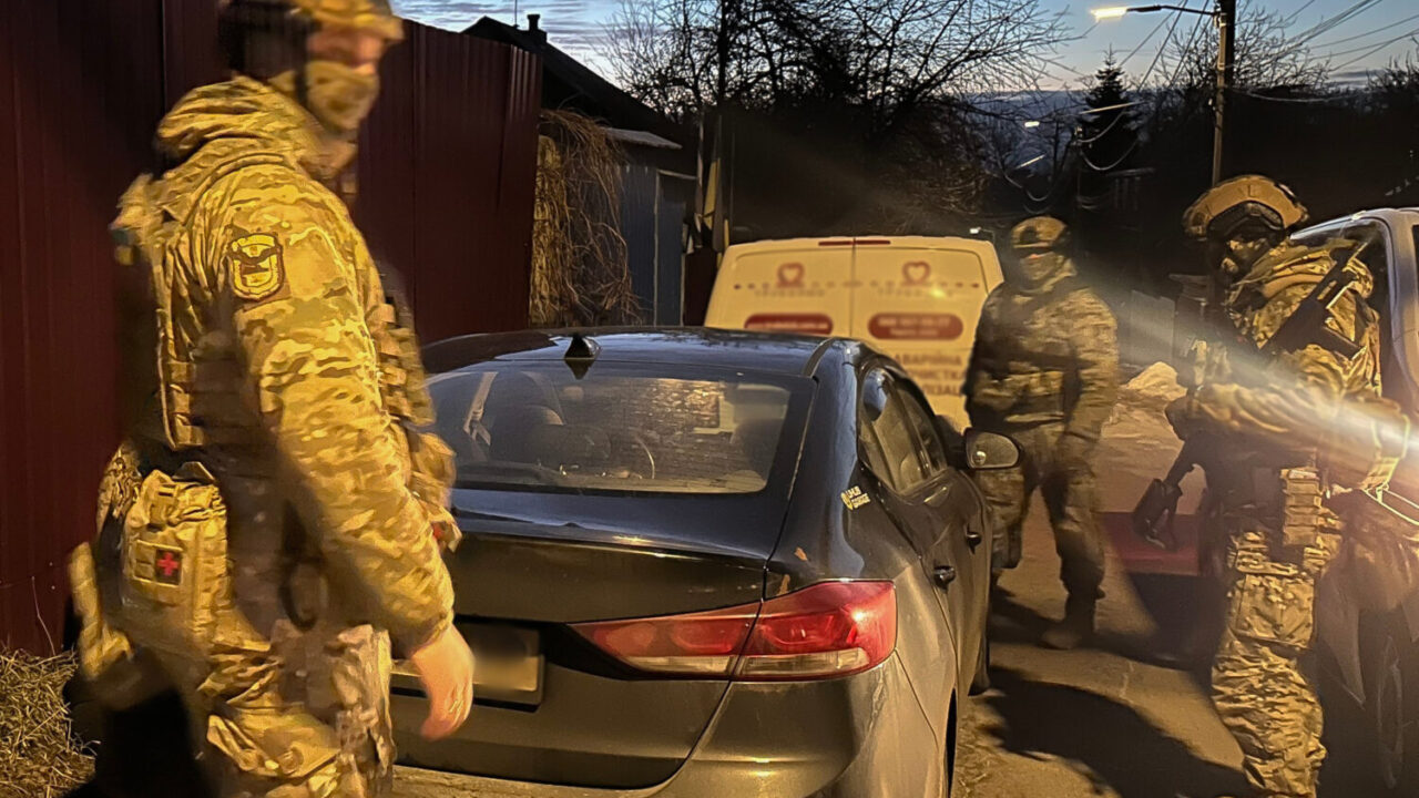 У Києві затримали чотирьох шахраїв, які під виглядом працівників СБУ ошукали літніх киянок на близько 9 мільйонів гривень (відео)