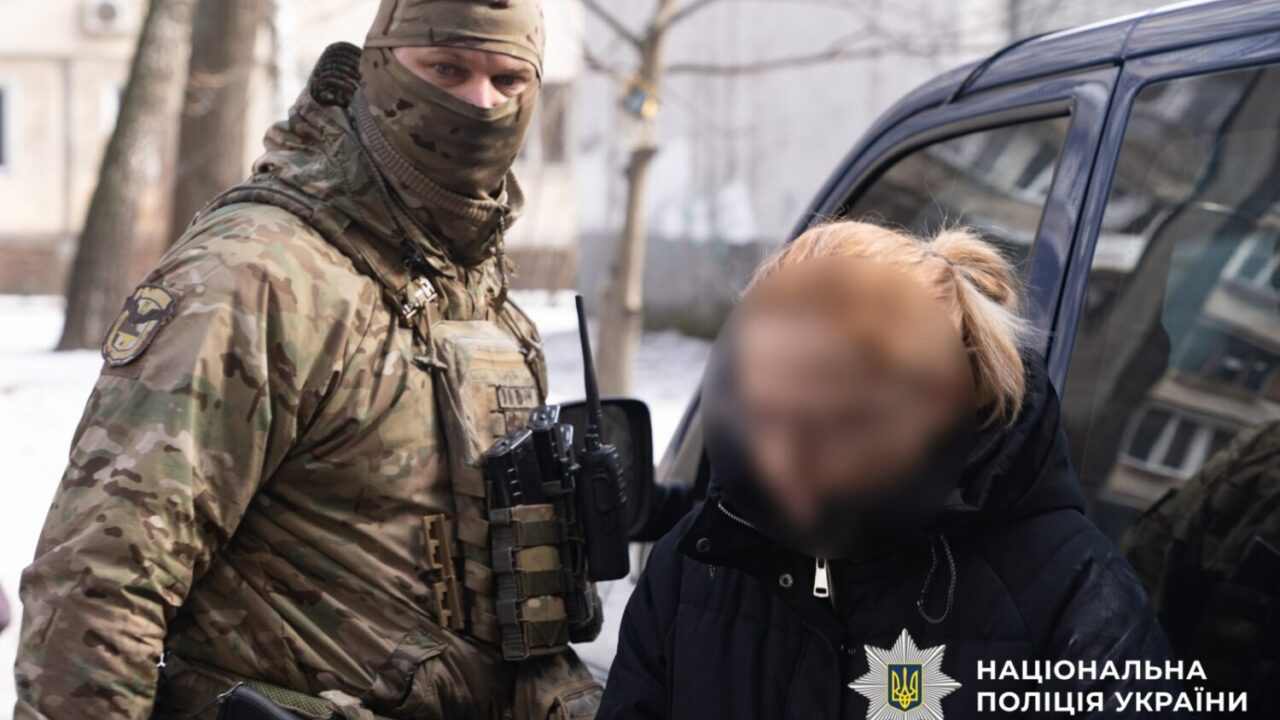 Створили «бізнес» на виготовленні дитячої порнографії: поліцейські затримали подружжя киян (відео)