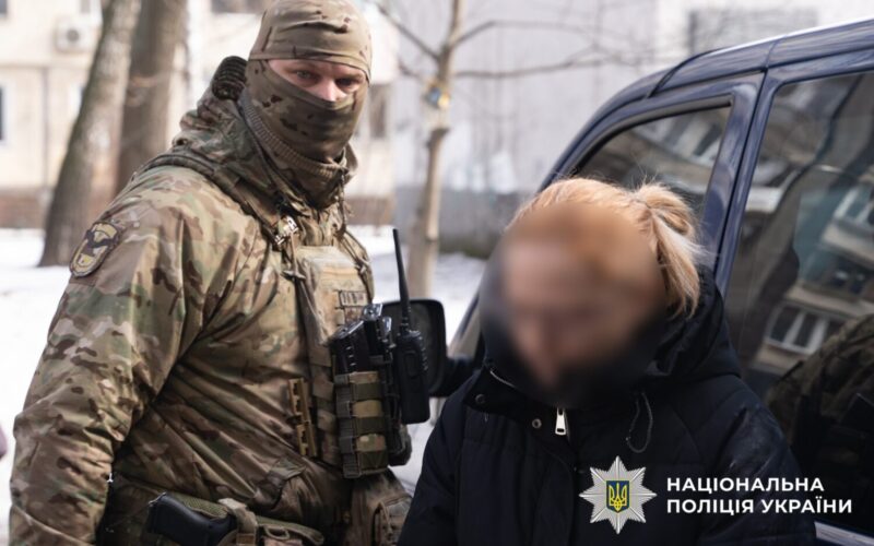 Створили «бізнес» на виготовленні дитячої порнографії: поліцейські затримали подружжя киян (відео)