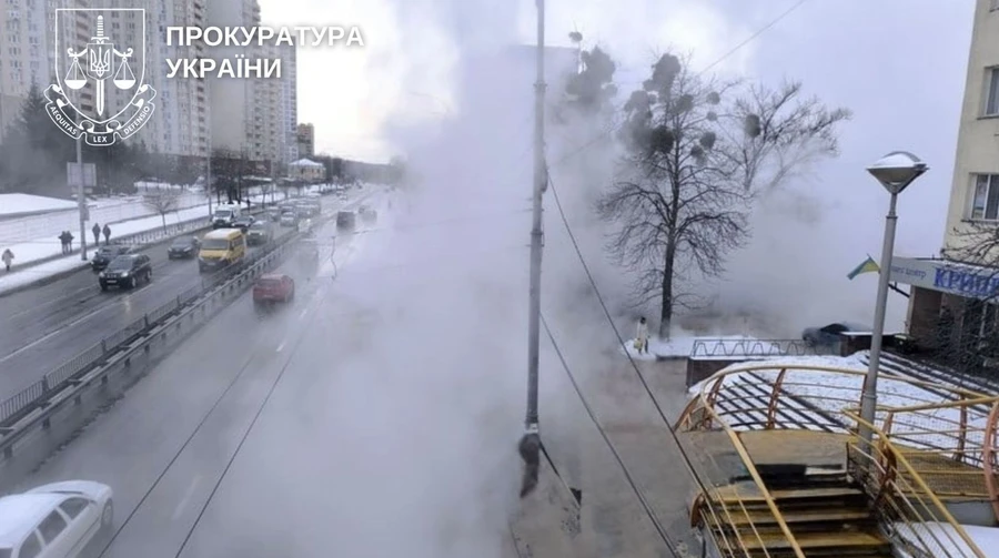 Померла 16-річна дівчина з опіками після падіння в яму з окропом у Києві